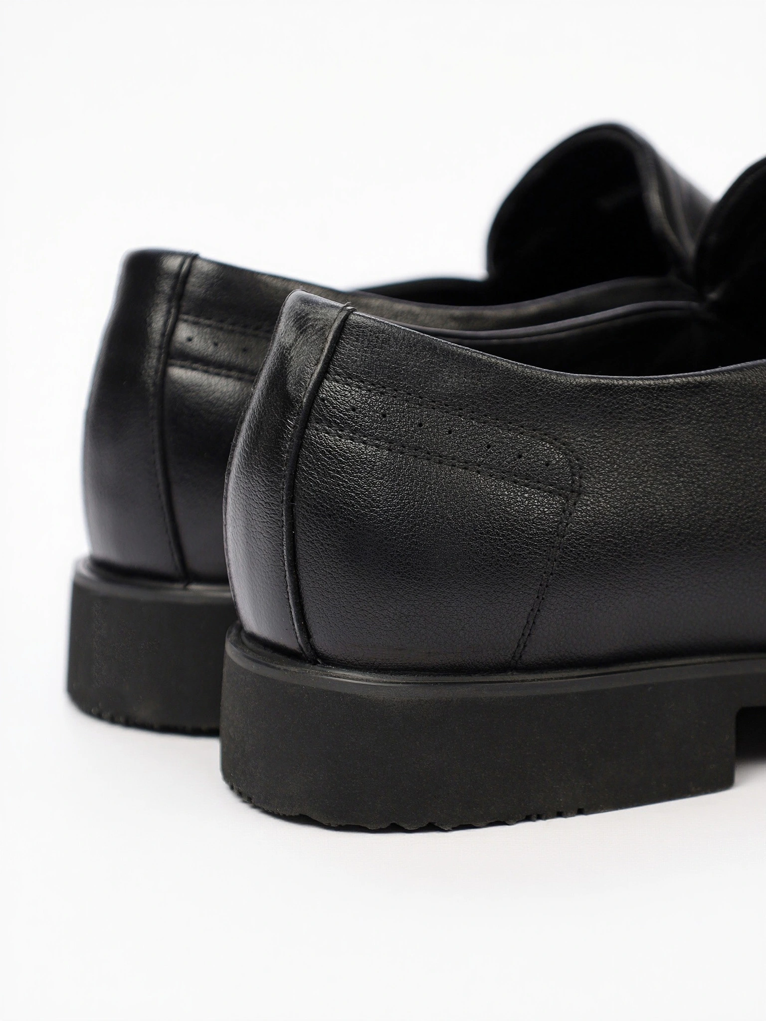 Туфли черного цвета с эластичными вставками на низком каблуке